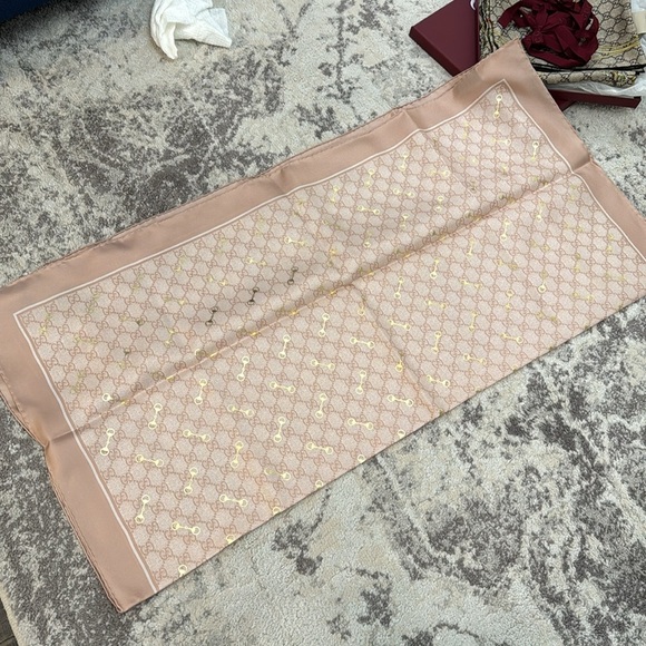 NEW AUTHENTIC GUCCI -GG PRINT WITH HORSEBIT SILK CARRÉ - Picture 11 of 17